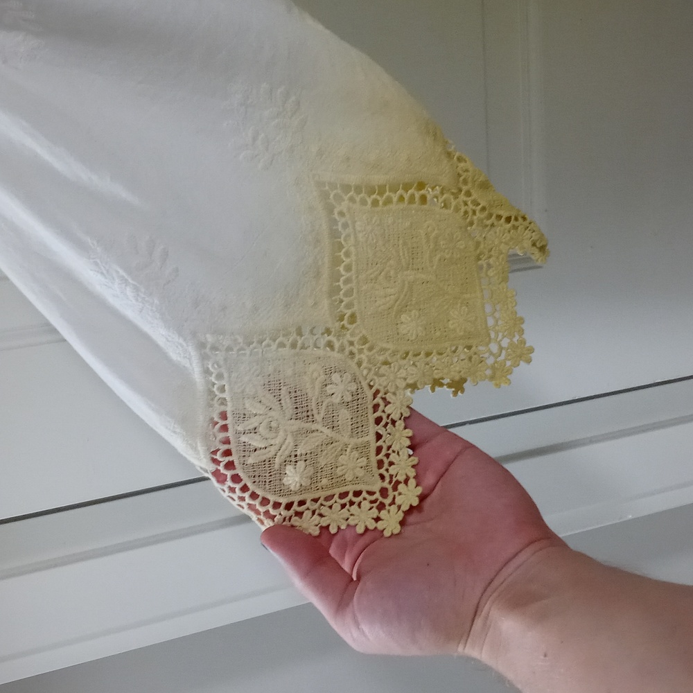 🆕️ 💛Mystree💛 - Ombre Yellow/White Eyelet Peasant Top - Picture 7 of 13